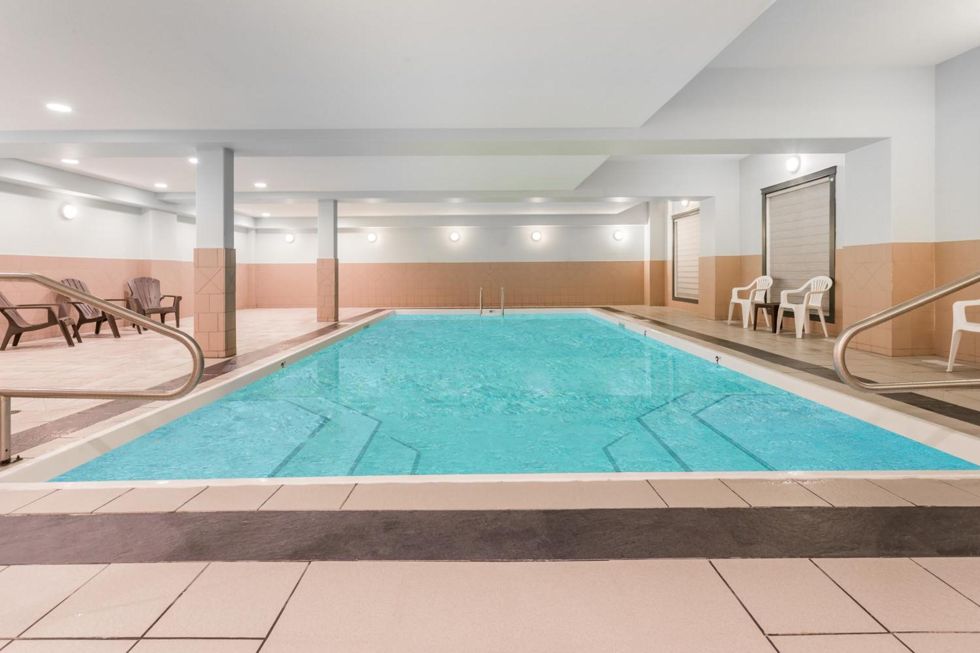 Ramada By Wyndham Hinton Hotel Bagian luar foto